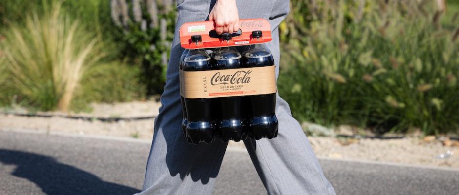 Coca-Cola ersetzt die Plastikfolien bei den Limonaden-Multipacks durch eine umweltfreundliche Verpackungslösung aus Karton und Kraftpapier.