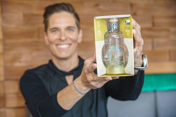 Der österreichische Premium Gin-Hersteller Rick Spirit präsentiert gemeinsam mit Michaela Dorfmeister den alkoholfreien Basis-Mixdrink Rick Gold.
