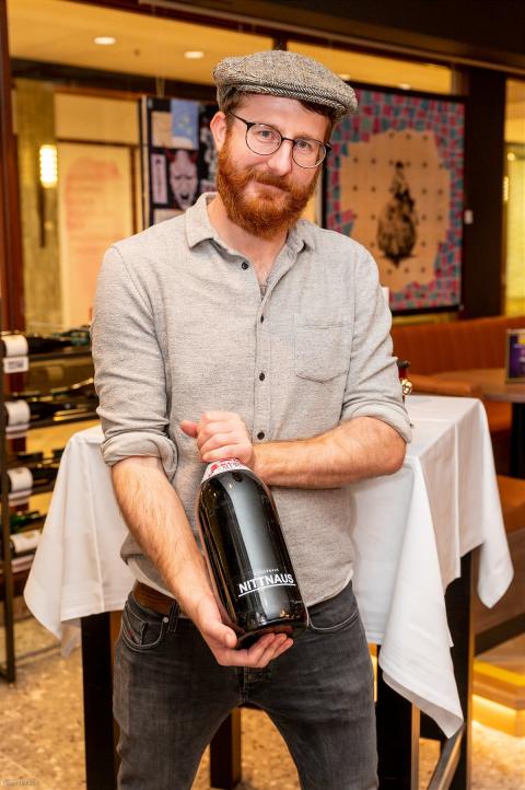Michael Nittnaus (Winzerhaus Nittnaus) präsentierte seinen Wein in der Doppler-Flasche.