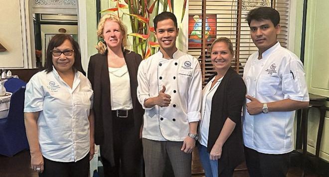 „Madame“ Nooror Somany Steppe (li.) bietet gemeinsam mit ihrem kompetenten Team spannende Einblicke in die thailändische Küche.