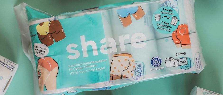 Die soziale Marke „share“ bringt nachhaltig produziertes Toilettenpapier aus Recyclingfasern auf den Markt und unterstützt damit den Zugang zu Toiletten für Menschen in Not.