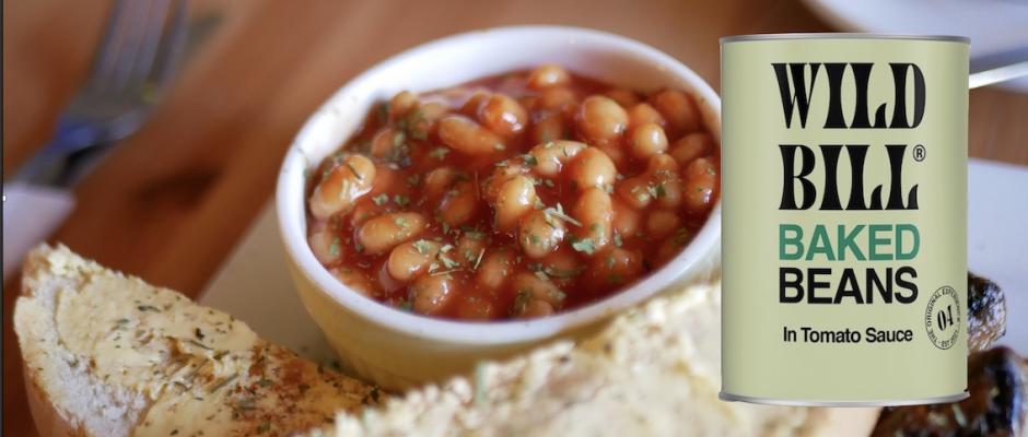 Die junge Marke Wild Bill launcht in Österreich klassische Baked Beans in fruchtig-würziger Tomatensauce.