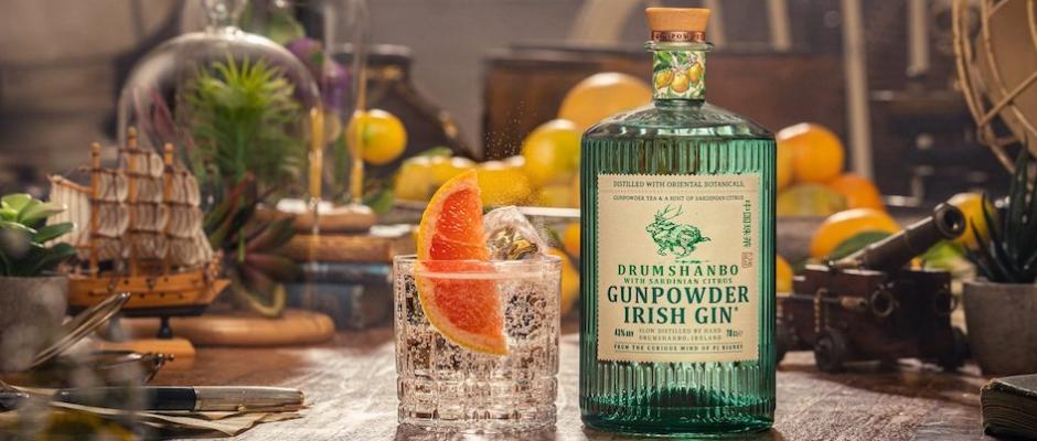 Bei der Sardinian Citrus Edition wird der beliebte irische Drumshanbo Gunpowder Irish Gin um die erfrischend-fruchtigen Noten der seltenen sardischen Zitrusfrucht „Sa pompia“ ergänzt.