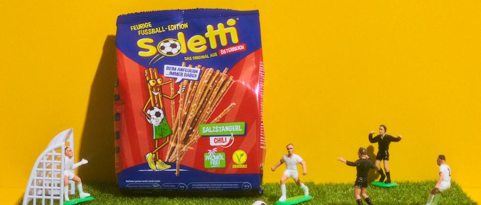 Aufgepeppt mit feurigem Chili sollen die Soletti Salzstangerl die Stimmung zur Fußball-Weltmeisterschaft zusätzlich anheizen.