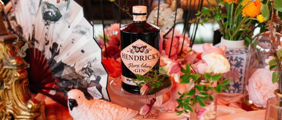 Hendrick's stellt mit Flora Adora die neueste Limited Edition vor, die inspiriert ist vom betörenden Duft erlesener Blumen und Kräuter.
