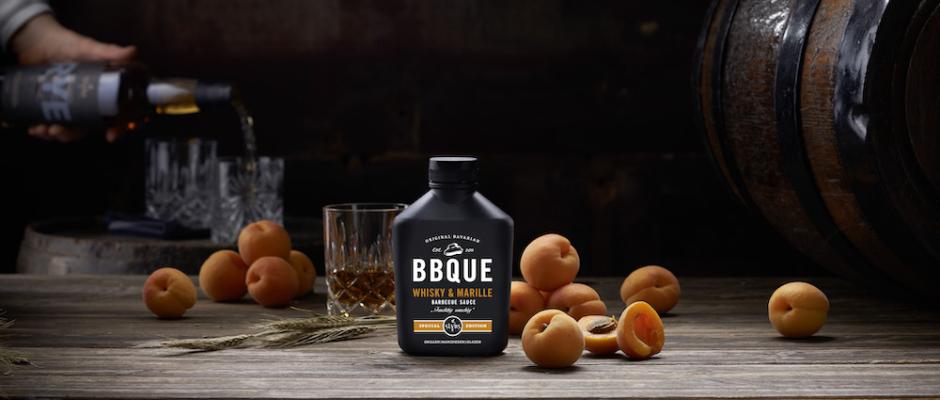 Bei der neuesten Saucen-Kreation von BBQUE trifft edler Slyrs Bavarian Rye Whisky auf fruchtige Marille. 