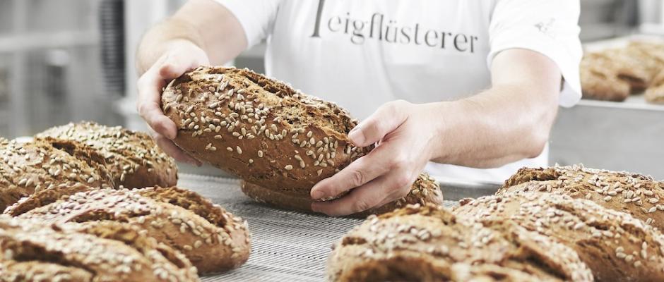 Wir haben uns angesehen, wie es Kuchen-Peter gelingt, traditionelles Bäckerhandwerk mit einem hohen Grad an Automatisierung in Einklang zu bringen..