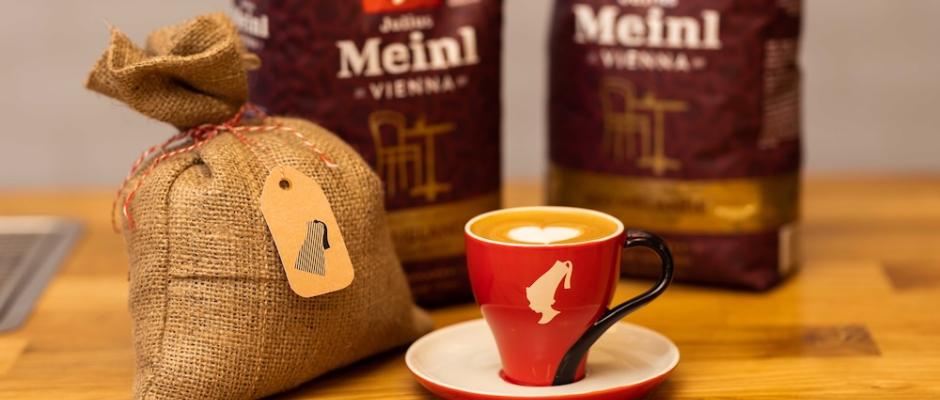 Mit Bio Melange erweitert Julius Meinl die bewährte Vienna Line um eine nachhaltige Kaffeemischung, die gleich doppelt zertifiziert ist: Bio und Fairtrade. 