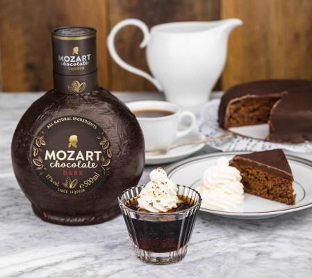 Die Mozart Schokoladen-Liköre in der charakteristischen bauchigen Flasche haben ein neues, noch hochwertigeres Outfit erhalten.