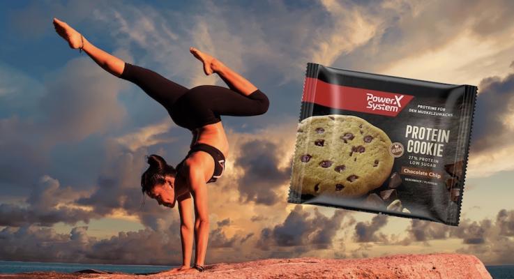Mit 27 % Protein ist der Power System Protein Cookie ideal als süßer Snack nach dem Sport-Training.