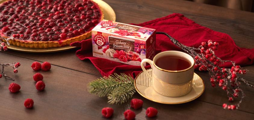 Teekanne Schneeträumchen zaubert mit dem fruchtig-süßen Geschmack von Himbeeren und Baiser winterliche Wohlfühlstimmung in die Teetasse. 