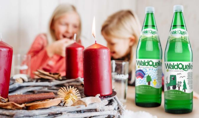 Die Etiketten der Waldquelle Mehrweg-Glasflaschen zieren im Dezember wieder bunte Kinderzeichnungen.