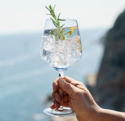 Gin Mare Capri fängt mit frisch-fruchtigen Zitrusaromen das mediterrane Lebensgefühl in der Flasche ein.