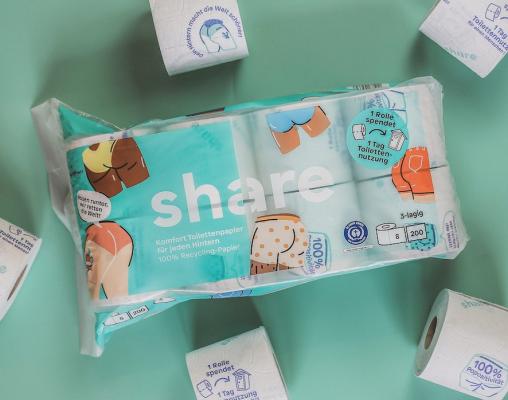 Die soziale Marke „share“ bringt nachhaltig produziertes Toilettenpapier aus Recyclingfasern auf den Markt und unterstützt damit den Zugang zu Toiletten für Menschen in Not.