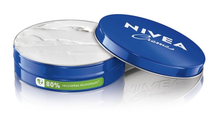 Die ikonische blaue Dose der Nivea Creme besteht jetzt aus 80% recyceltem Aluminium.