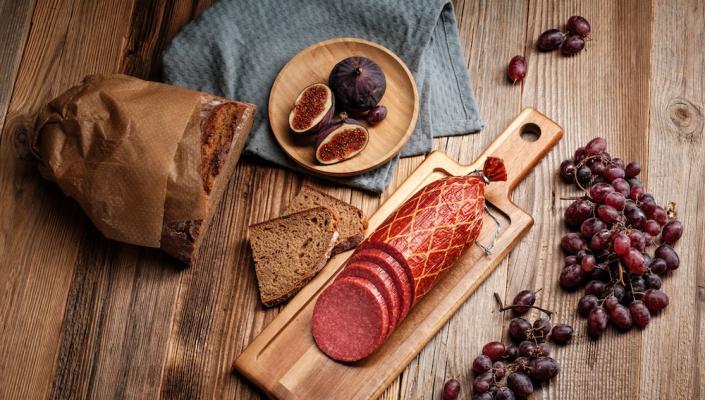 Die Hotwagner Putensalami verbindet die traditionellen Werte der Wurstherstellung mit den Anforderungen an eine moderne, bewusste Ernährung.