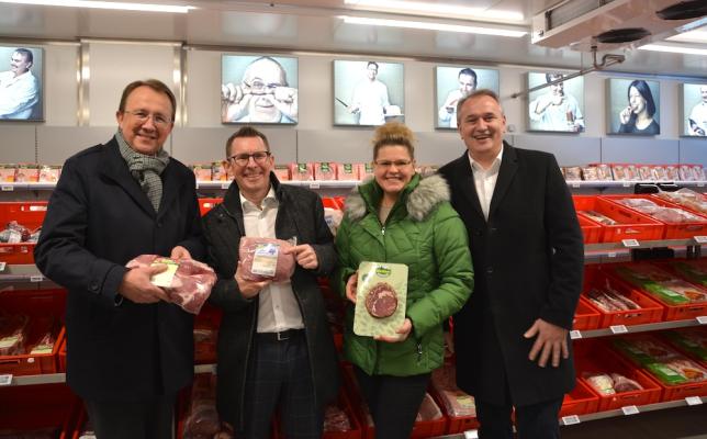 V.l.n.r.: Mag. Matthias Stadler (Bürgermeister St. Pölten), Wiesbauer-Geschäftsführer Thomas Schmiedbauer, Sylvia Camondo (Wiesbauer Gourmet) und Ernst Stocker (Geschäftsführer Wiesbauer-Gourmet)