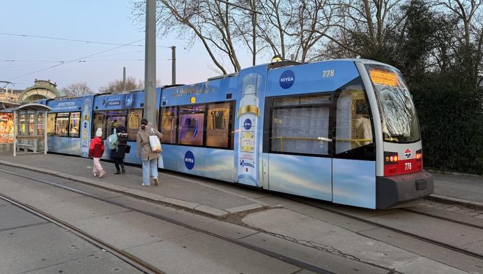 Während einer Straßenbahn-Tour rund um den Wiener Ring können jetzt Konsumentinnen in die Welt von Nivea Luminous eintauchen.